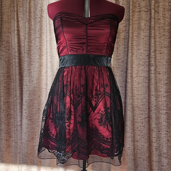 Red & Black Strappless lace dress - Picture 3 of 8